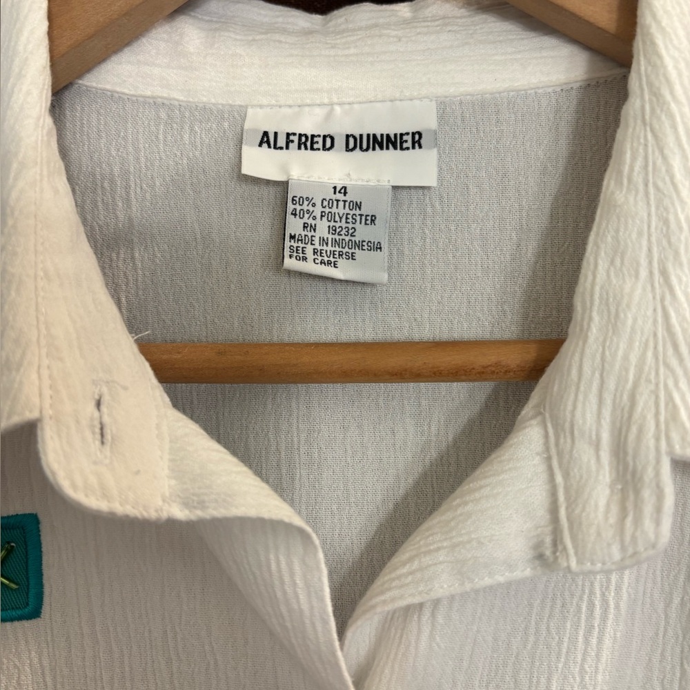 Alfred Dunner vintage white short sleeve button up w/ floral vignettes - Picture 3 of 3